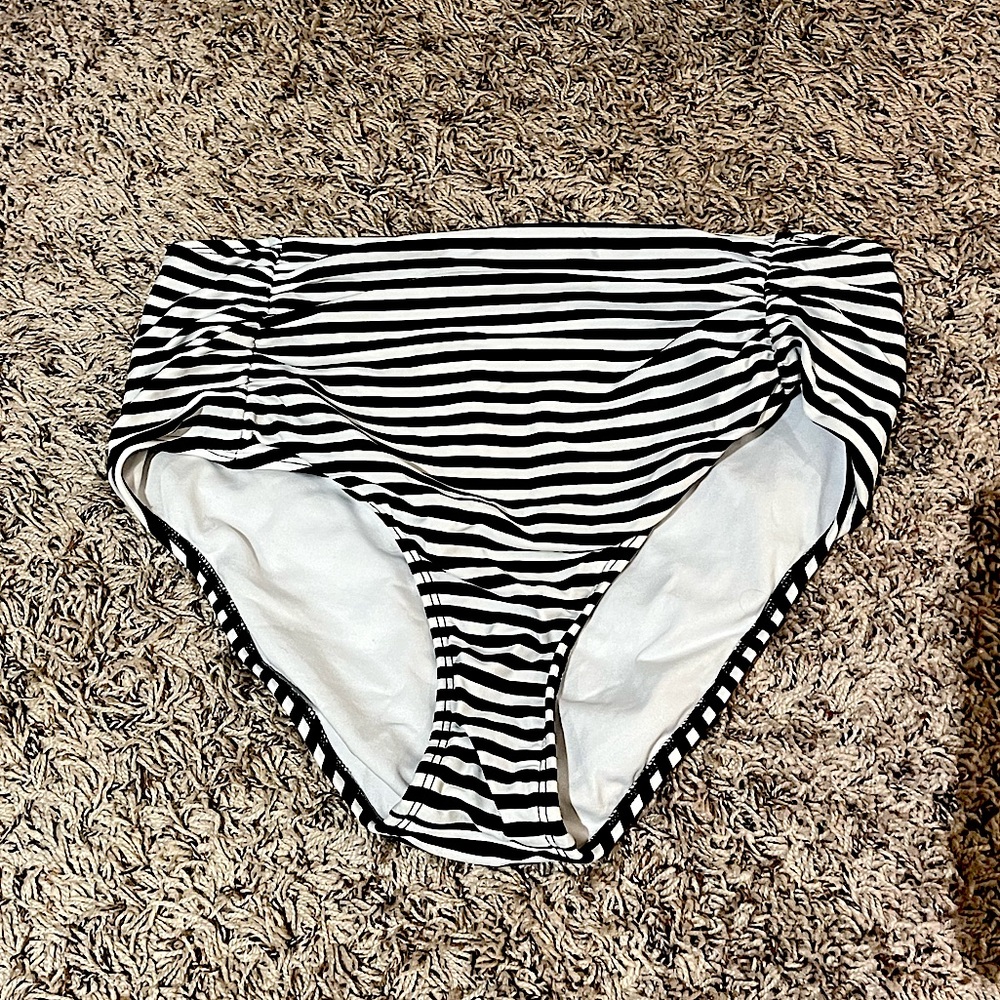 Black and white mid rise swim bottoms-L